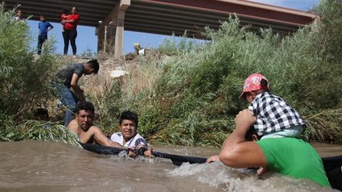 Elementos de Semar frenan ingreso de migrantes por el río Suchiate