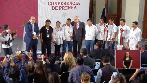 AMLO entrega recursos de subasta de autos a municipios de Oaxaca