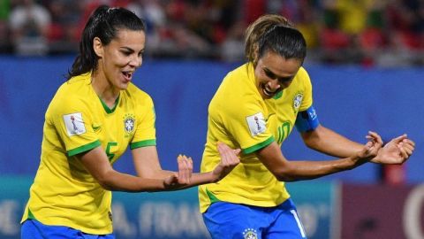 Marta pone a Brasil en Octavos con un gol histórico