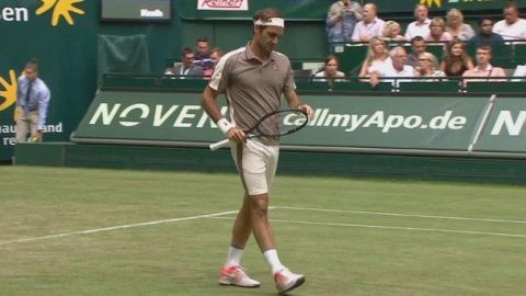 Federer gana al iniciar la búsqueda de 10mo título en Halle