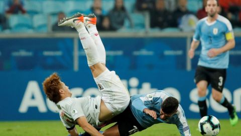 La garra uruguaya rescata un empate ante Japón, que suma su primer punto
