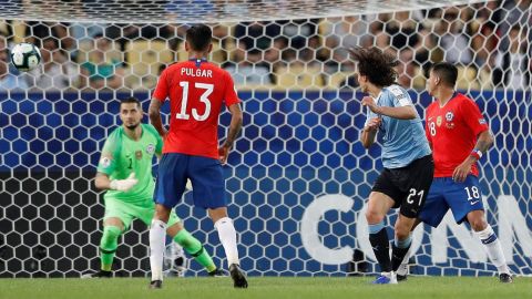 Cavani da el triunfo y el primer puesto a Uruguay