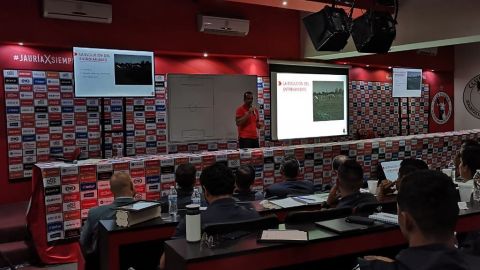 VIDEO: Óscar Pareja expuso su "método" en 1er Congreso de Futbol Sin Fronteras