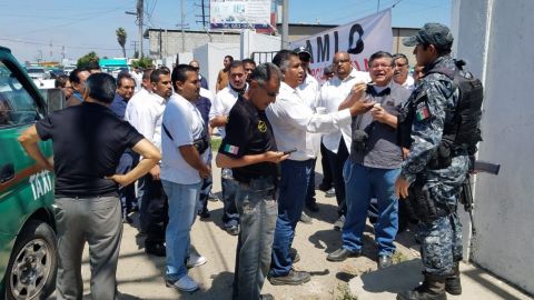 Transportistas en manifestación agreden a reportero de Grupo Cadena