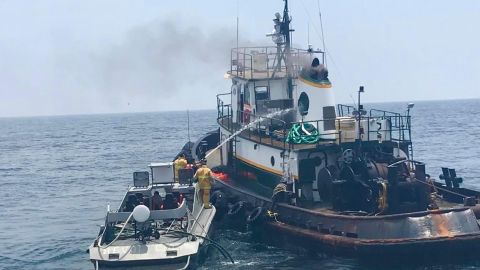 Sofocan marinos fuego en embarcación  Rescata a 4 personas  Ensenada
