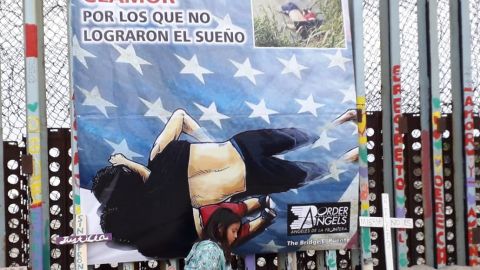 Lanzan mensaje desde el muro en honor a migrantes fallecidos