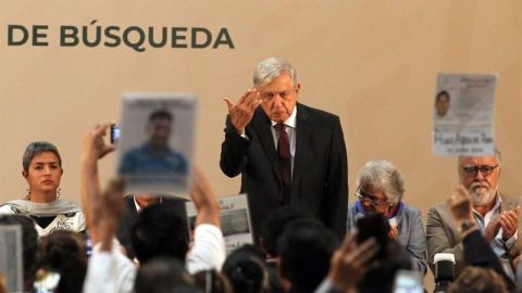 López Obrador, todavía popular pese a alza de violencia a un año del triunfo