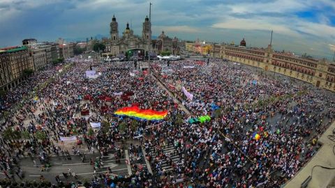 Miles de mexicanos festejan aniversario de triunfo electoral de López Obrador