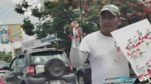 Hombre vende muñecos de "Forky" a 25 pesos en Mérida