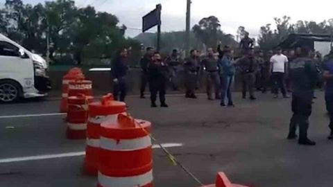Policías federales bloquean carreteras; protestan en contra de la GN