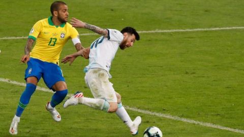 Dani Alves responde a Messi en polémica por arbitraje