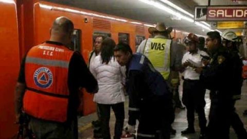 Policías evitan que mujer se arroje a las vías en Metro Panteones
