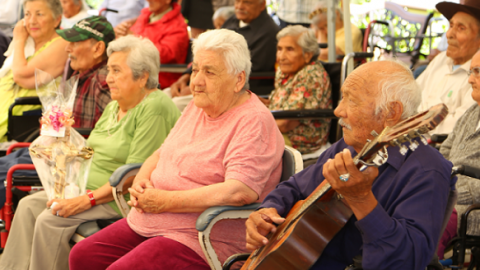 En espera personas de la tercera edad abandonados en recibir apoyo