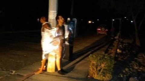 Vecinos detienen y exhiben a supuestos ladrones