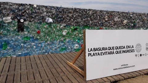 Alzan muro de basura en Malecón de Tijuana