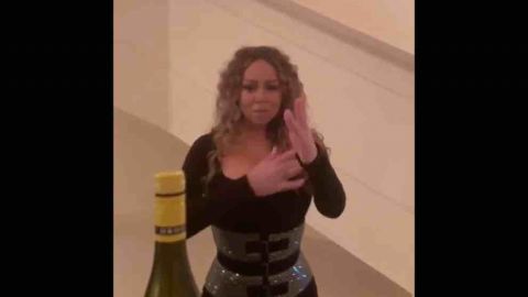 VIDEO: Mariah Carey destapa botella con su voz en el "BottleTopChallenge"
