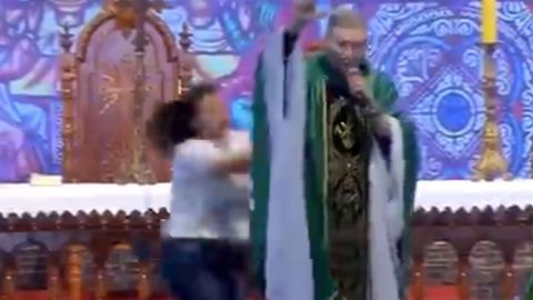 VIDEO: Mujer lanza a sacerdote desde el altar