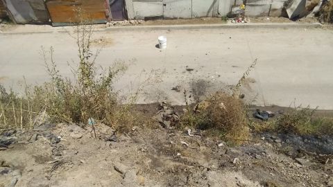 Vecinos apagan un cuerpo en proceso de calcinación en Tijuana