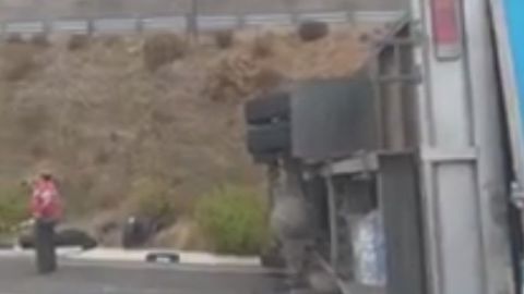 Camión volcado en autopista escénica Tijuana Ensenada