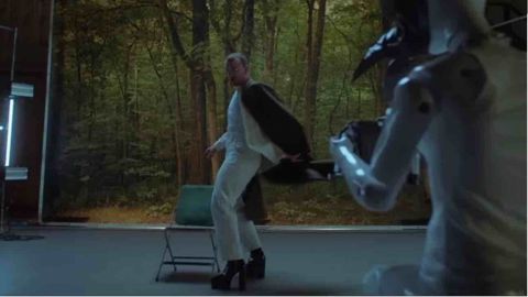 Sam Smith ofrece sensual baile en tacones en su nuevo video