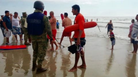 Rescatan marinos a hombre que se ahogaba