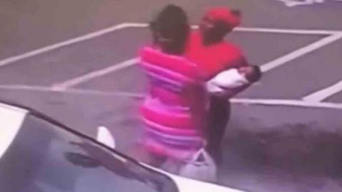 Mujer deja caer a su bebé durante pelea callejera