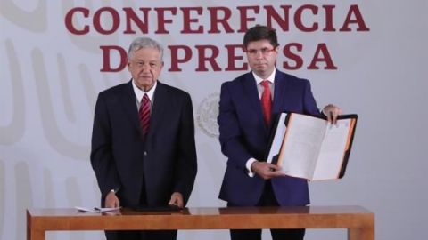 López Obrador firma ante notario su compromiso de no buscar la reelección
