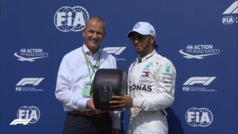 Hamilton logra la 'pole' ante la desgracia de Ferrari