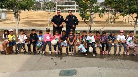 Policías municipales enseñan a niños sobre prevención de delitos