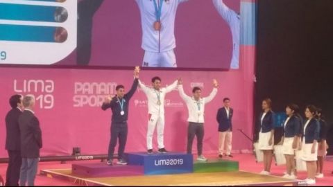 El halterista Jonathan Muñoz se cuelga el oro en Lima 2019