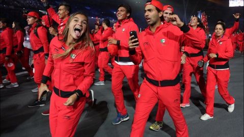 Por falta de dinero, México desfiló en pants en inauguración