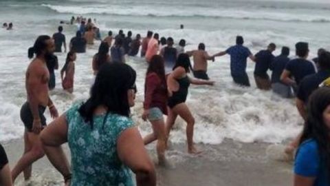 Salvan con cadena humana a bañistas de Playas de Rosarito