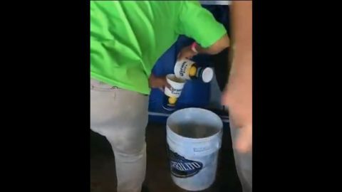 Difunden video de presunta venta de ''cerveza sucia'' en el estadio de Santos