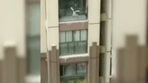 VIDEO: Cae menor de 3 años del balcón de su departamento en el sexto piso
