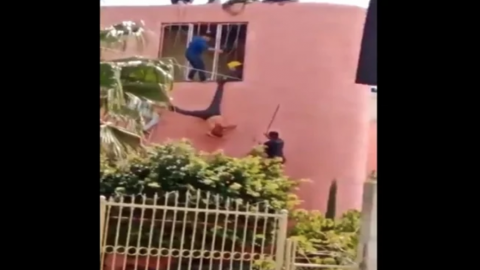 VIDEO: Captan momento en que golpean como "piñata" a presunto delincuente