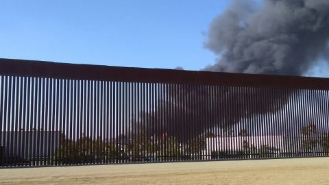 Por fuerte incendio en California piden a familias evacuar sus casas