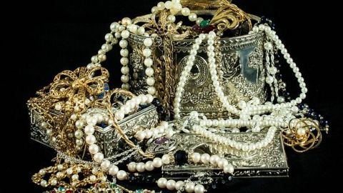 Roba millonario de joyas haciéndose pasar por una princesa emiratí