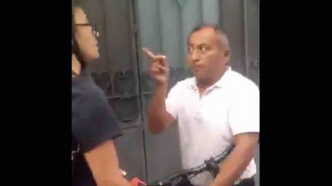 VIDEO: Forcejeo entre ciclista y taxista en Oaxaca se vuelve viral