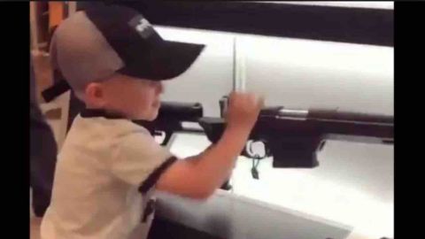 Reviven en redes video de niño estadounidense con un rifle