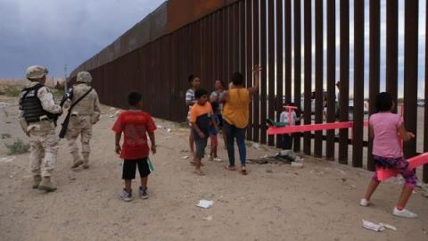 La historia del columpio que eliminó la frontera México-EE.UU. por unas horas