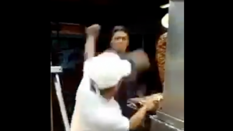 VIDE0: Hombre destroza taquería de pastor