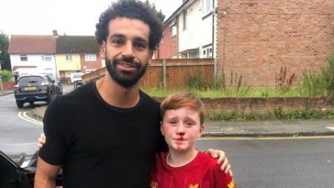 Un niño se rompe la nariz para tomarse foto con Mohamed Salah