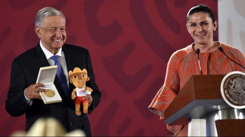 Ana Guevara da medalla conmemorativa a López Obrador por Panamericanos