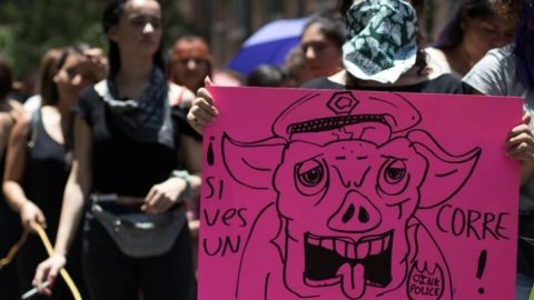Cientos de mujeres protestan por agresiones de policías en Ciudad de México