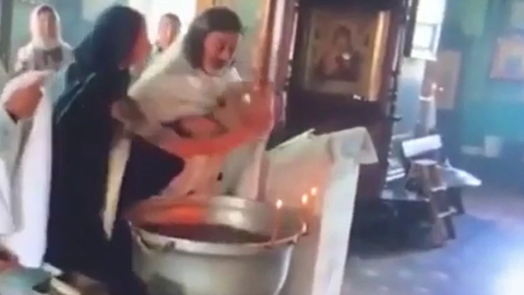 Sacerdote violenta a bebé en bautizo