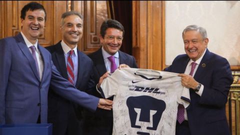 López Obrador recibe jersey autografiado de Pumas