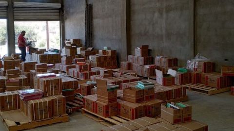 Avanza distribución de libros en Baja California; maestros suspendieron labores