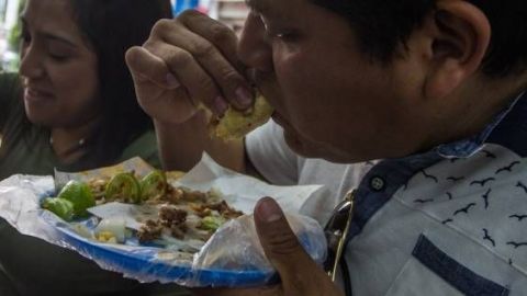 Muere hombre en concurso de comer tacos en un estadio de béisbol