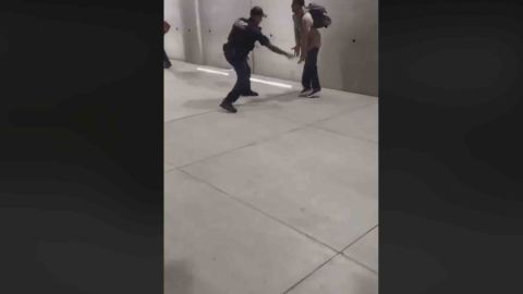 VIDEO: CBP golpea a hombre en garita