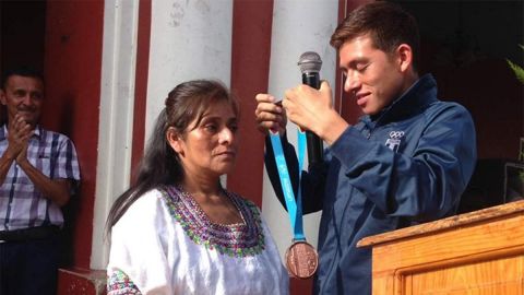 Ganó medalla en Panamericanos y se la regaló a su mamá